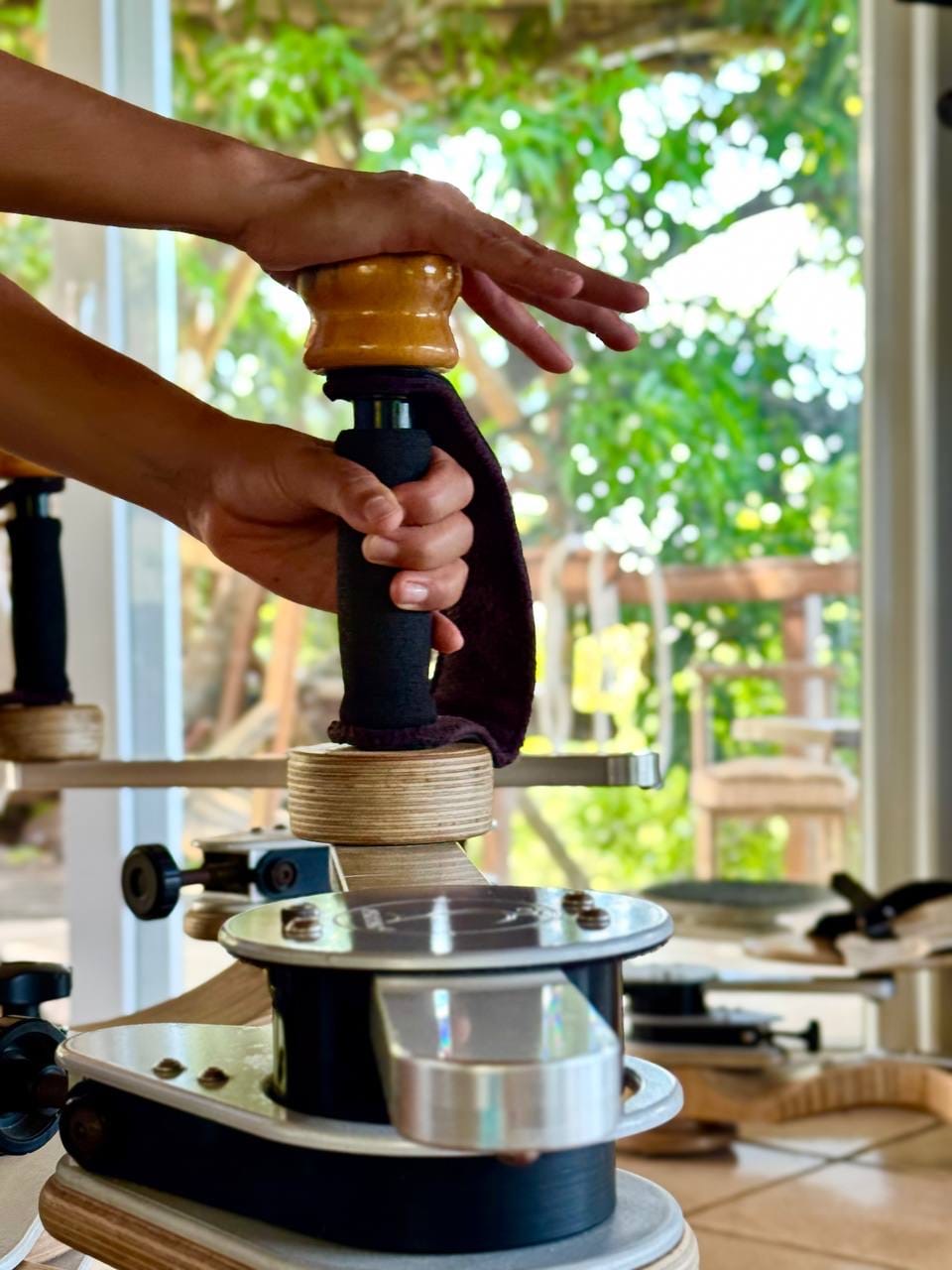 Una instructora guiando a un cliente en un equipo Gyrotonic